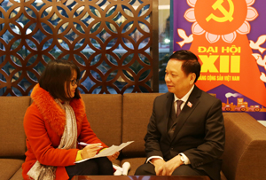 Đồng chí Bùi Văn Tỉnh, Ủy viên BCH Trung ương Đảng, Bí thư Tỉnh ủy, Chủ tịch HĐND tỉnh trả lời phỏng vấn Báo Hòa Bình.